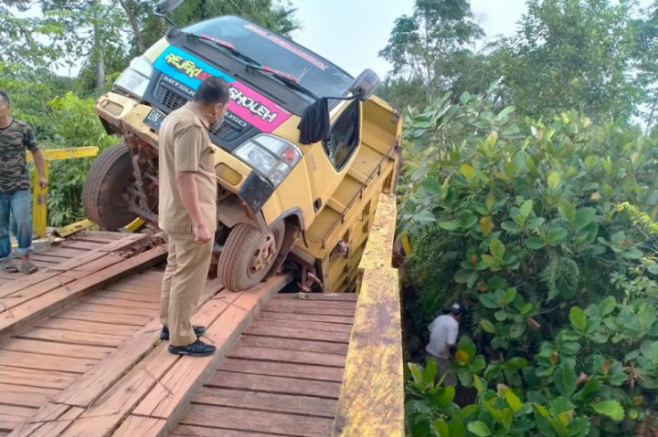 Jembatan Utama Sinli Jurung Bangka Roboh