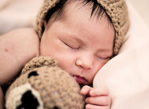 Ingat, sebaiknya bayi tidur tidak menggunakan bantal karena dapat meningkatkan risiko kematian mendadak. (Foto: Ilustrasi. Dok. Pexels.com)