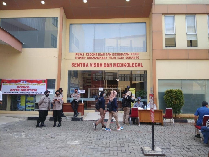 Keluarga Korban Kebakaran Lapas Kelas 1 Tangerang Berdatangan ke RS Polri