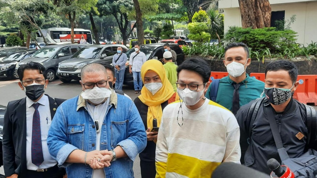 Dokter kecantikan Richard Lee (kedua dari kanan) memberikan keterangan usai diperiksa di Polda Metro Jaya, Rabu, 8 September 2021. Foto: Medcom.id/Siti Yona Hukmana