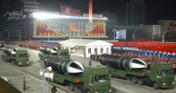 Korea Utara Dilaporkan Lakukan Parade Militer Pada Larut Malam