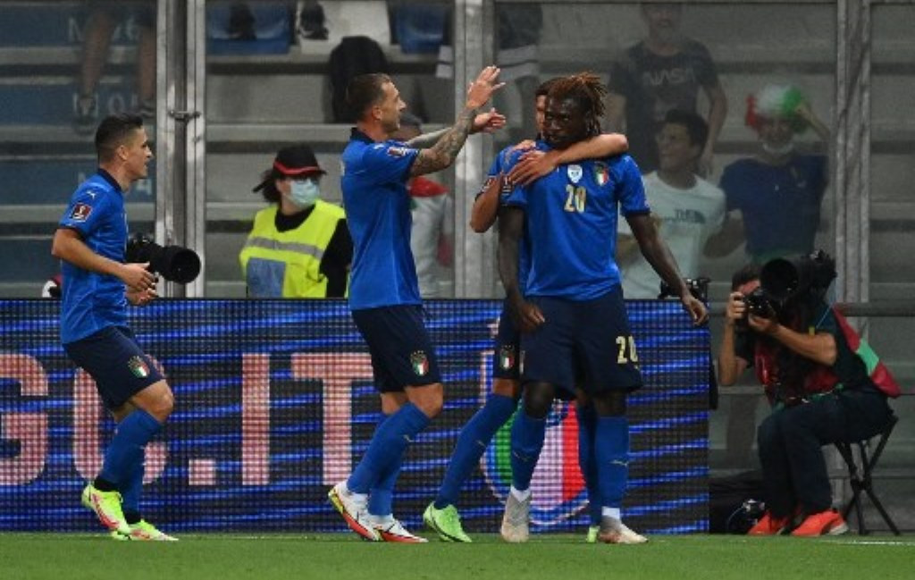 Selebrasi Moise Kean (kanan) bersama para pemain Italia usai membobol gawang Lithuania (Foto: AFP/Vincenzo Pinto)