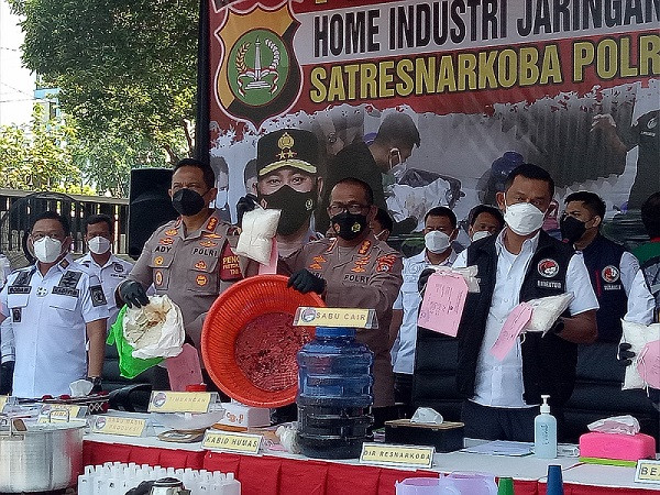 Polres Metro Jakarta Barat menangkap dua warga negara Iran, produsen sabu di Tangsel. Foto: Medcom/Yona