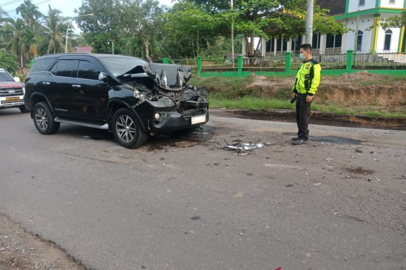  Mobil yang membawa Bupati Merangin Mashuri mengalami kecelakaan di jalan lintas Sumatera, tepatya di Kelurahan Sridadi, kabupaten Batanghari, Jambi, Kamis dini hari.  Atas kejadian tersebut Bupati Mashuri sempat mendapat perawatan di rumah sakit dan mobi