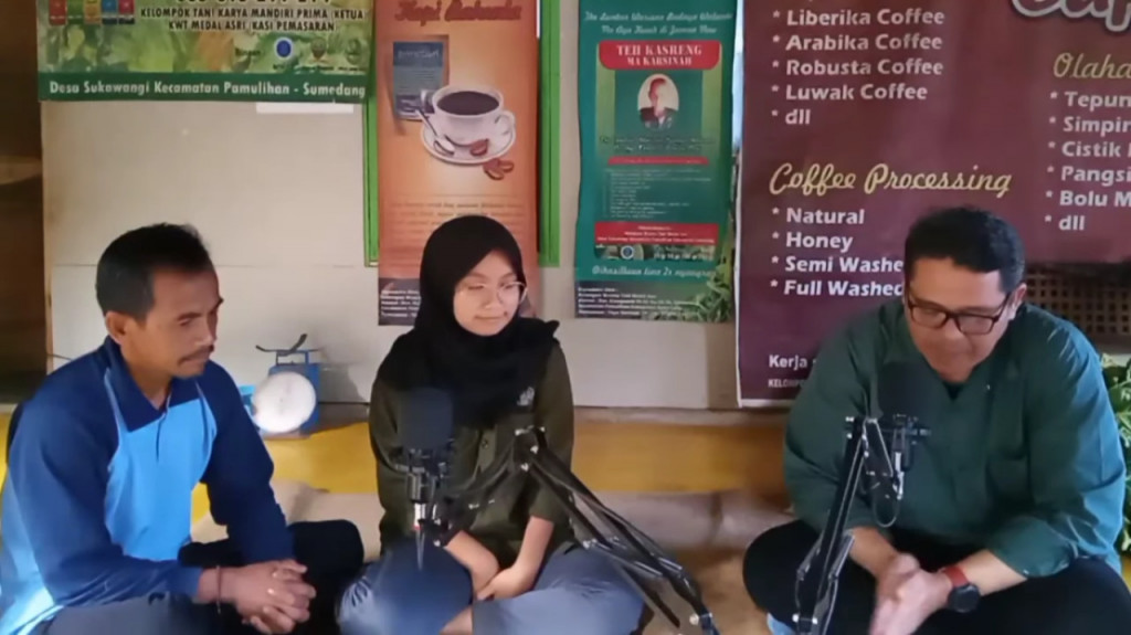 Nurlaela Sari (tengah), anak petani mahasiswa kedokteran Unpad. Foto: Tangkapan layar. 