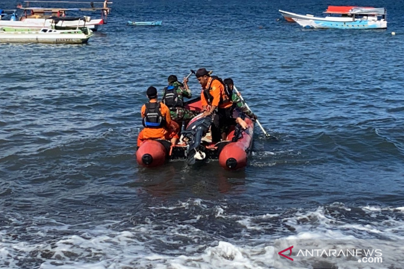 Tim SAR gabungan Badan Penanggulangan Bencana Daerah (BPBD) Kabupaten Ngada, Provinsi Nusa Tenggara Timur melakukan pencarian korban banjir bandang dan longsor di tengah laut.  Antara