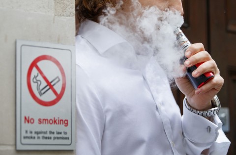 Rokok elektrik. Foto : AFP. 