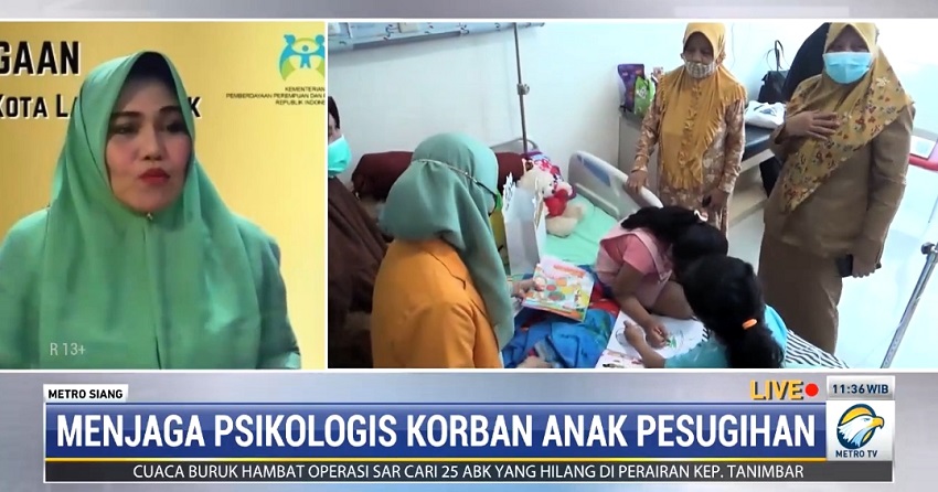 Kadis P3A Dalduk KB Sulawesi Selatan Fitria Zainuddin memberi pendampingan bagi anak korban pesugihan. Foto: Dok/Screenshot Metro TV