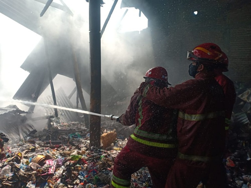   Gudang barang bekas di Jalan Kyai Paseh Jaya Nomor 15, RT06/RW04, Bumiayu, Kedungkandang, Kota Malang, Jawa Timur, terbakar, Kamis 9 September 2021/istimewa.