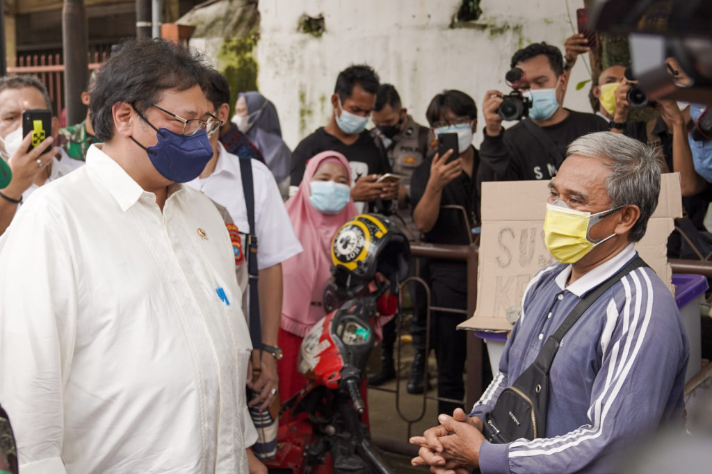 Sahar, pedagang susu kedelai di Medan, Sumatra Utara menerima bantuan Menko Perekonomian Airlangga Hartarto. Istimewa