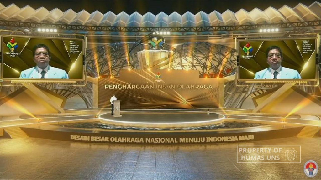 Rektor UNS meraih penghargaam Insan Olahraga. Foto: Dok. UNS