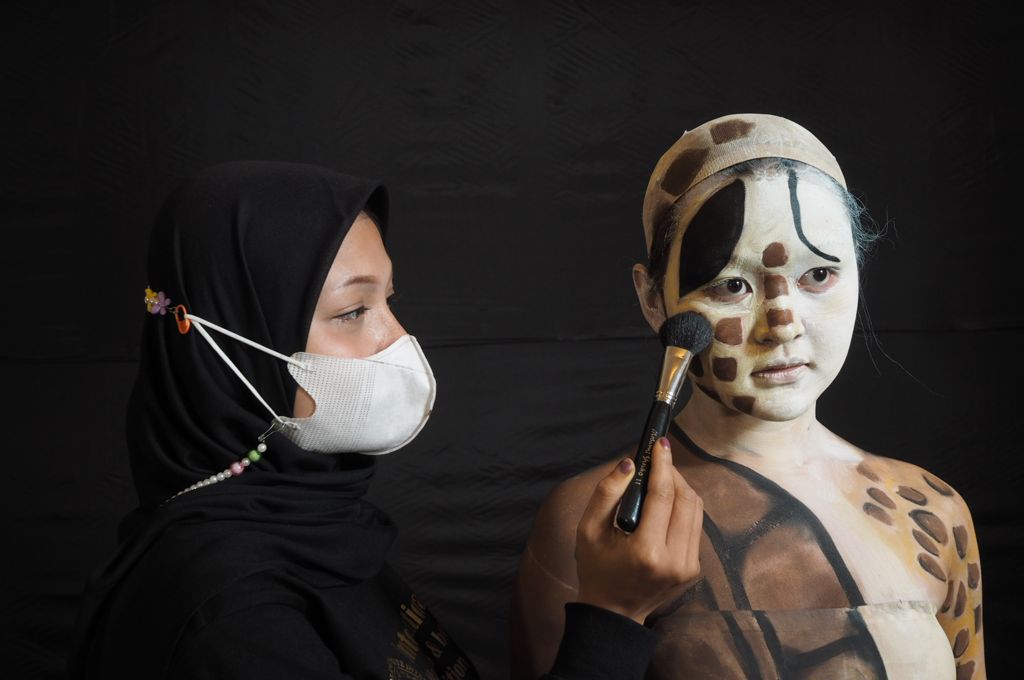 Siswa berkebutuhan khusus saat melakukan tata rias tubuh. Foto: Dok. Kemendikbudristek