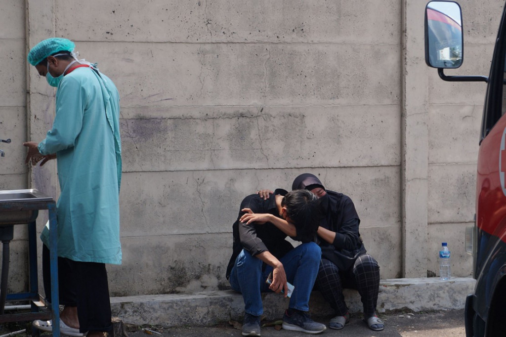 Keluarga korban kebakaran Lapas Klas I Tangerang menangis di RS Polri usai mengumpulkan data antemortem. AFP Photo/HO/Kemenkum HAM/Fajrin Raharjo