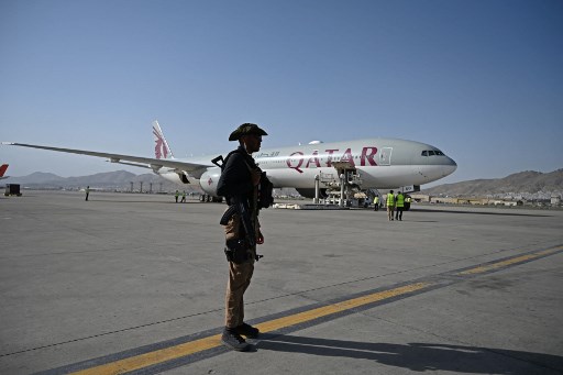 Pesawat sewaan milik Qatar Airways angkut ratusan warga asing keluar dari Afghanistan. Foto: AFP.