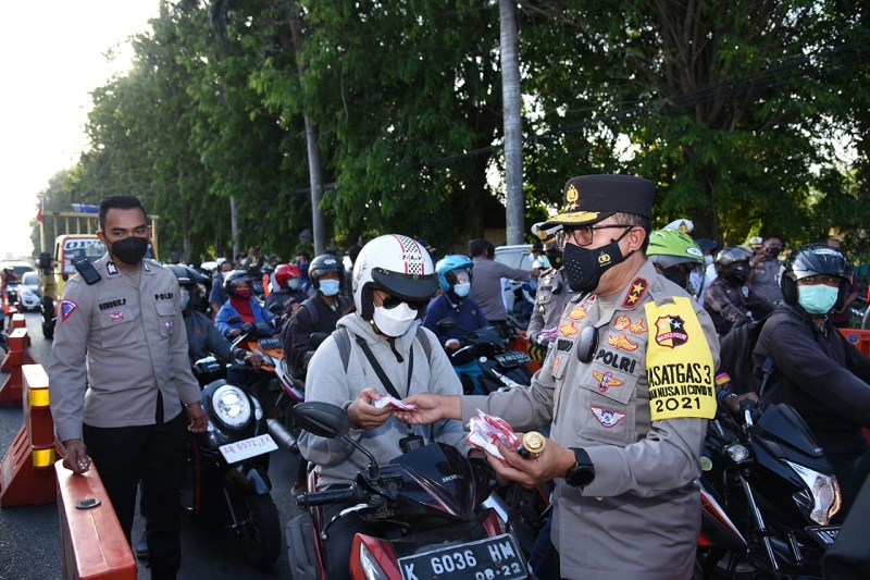Kakorlantas Polri Irjen Pol Istiono mengecek penerapan PPKM level 3 di perbatasan Prambanan, DIY - Klaten, Jateng. (Istimewai
