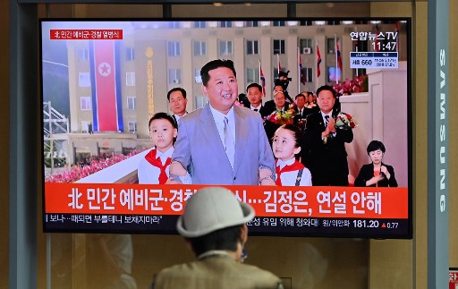 Tampak Lebih Kurus, Kim Jong-un Muncul di Parade Militer Korut