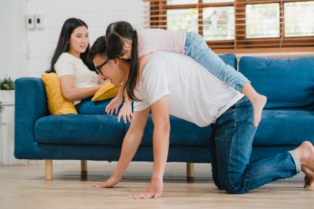 Bermain bersama anak seperti gambar di atas juga bisa menjadi aktivitas fisik. (Foto: Freepik)