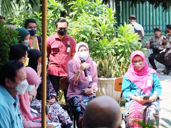 Tangis Guru Pecah di Depan Nadiem, Curhat Soal Gaji yang Kecil