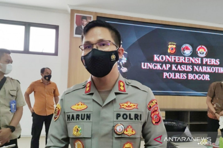 Polisi Periksa Pelat dan STNK Kendaraan Masuk Puncak Saat Ganjil Genap
