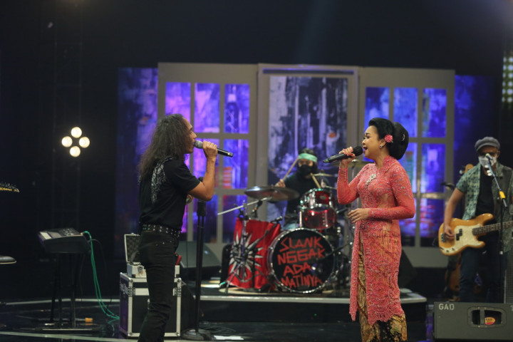 Keseruan Duet Slank dengan Sundari Soekotjo