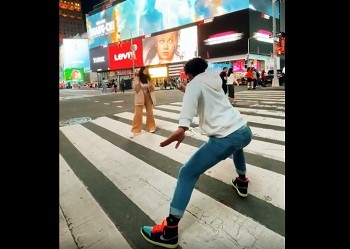 Heboh Denny Sumargo Joget Bareng Istri di Times Square