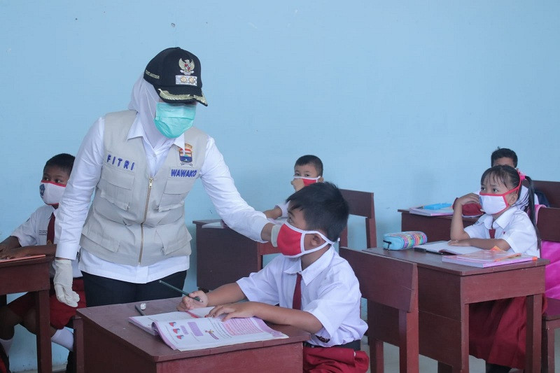 Wawako Palembang Fitrianti Agustinda meninjau PTM di SD Negeri 72 Palembang. Foto: Istimewa.