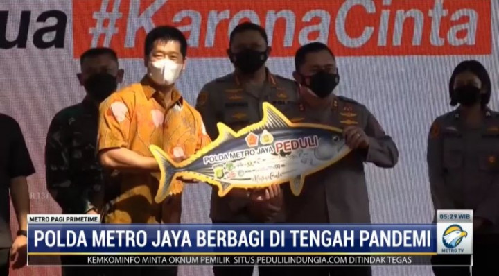 Polda Metro Jaya Bagikan 70 ribu Ikan Tuna Kemasan Kaleng ke Masyarakat