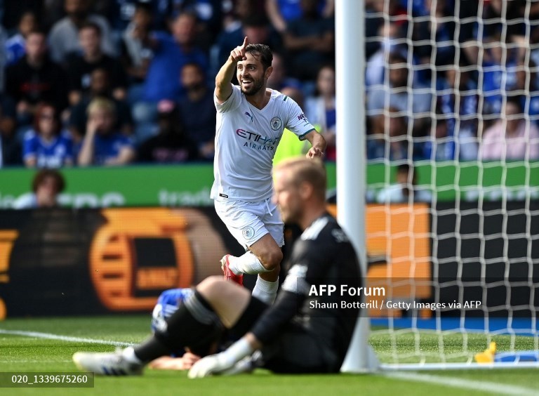 Selebrasi gelandang Manchester City, Bernardo Silva, setelah membobol gawang Leicester City (AFP/Shaun Botterill)