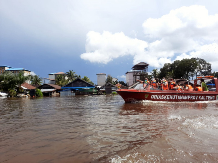 Susur Sungai, Gubernur Kalteng Pantau Korban Banjir di Pedalaman Katingan