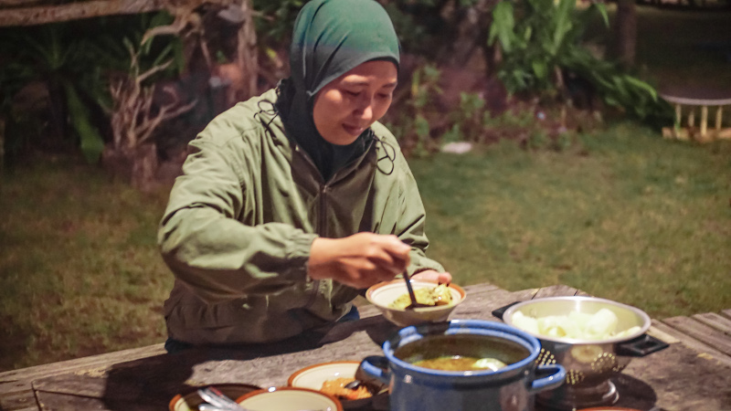  Pengunjung menikmati makanan khas Bugis, nasu parede. Medcom.id/ Rhobi Shani