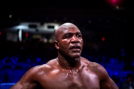 Usai Dipukul Jatuh, Holyfield Kritik Wasit dan Tantang Mike Tyson
