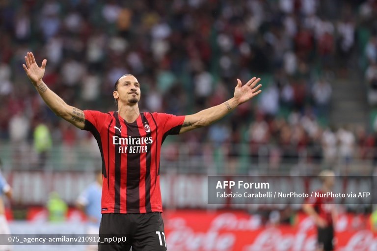 Selebrasi penyerang AC Milan, Zlatan Ibrahimovic, usai menjebol gawang Lazio (AFP/Fabrizio Carabelli)