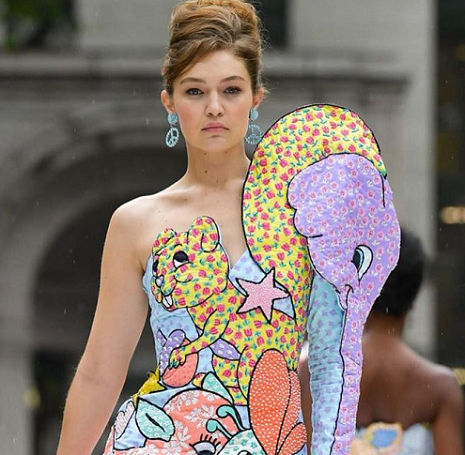 Gigi memamerkan tubuh indahnya pasca melahirkan buah cintanya dengan Zayn Malik., New York Fashion Week. (Foto: Dok. Instagram/@moschino)