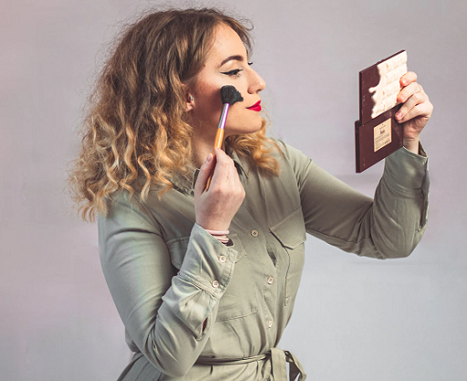 Cara terbaik untuk menutupi wajah yang terlihat pucat adalah dengan memulaskan blush on di pipi. (Foto: Ilustrasi. Dok. Unsplash.com)