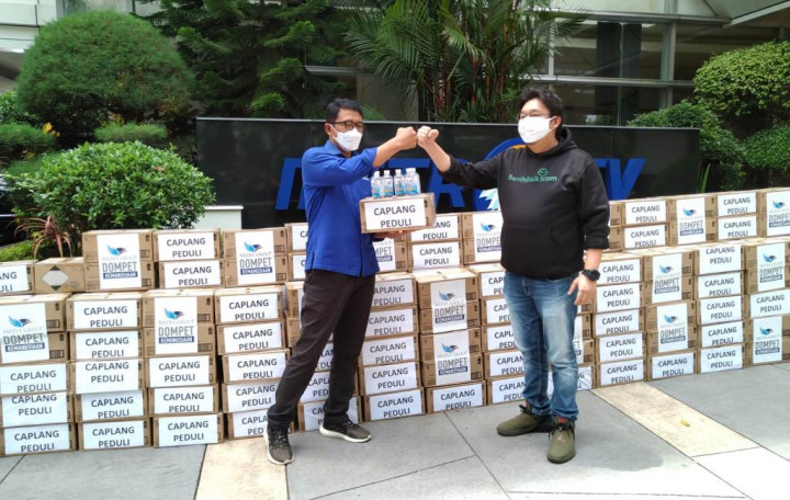 Caplang-BenihBaik Gandeng Media Group Salurkan Handsanitizer ke Nakes dan Sekolah