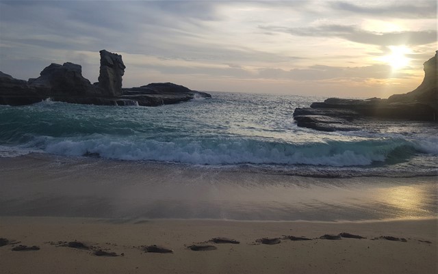 Jejak langkah di pasir pantai dan patung sphinx batu karang menjadi pemandangan indah Pantai Klayar yang terletak di Desa Kalak, Donorejo, Pacitan, Jawa Timur. (Foto: Dok. Arthurio Oktavianus)