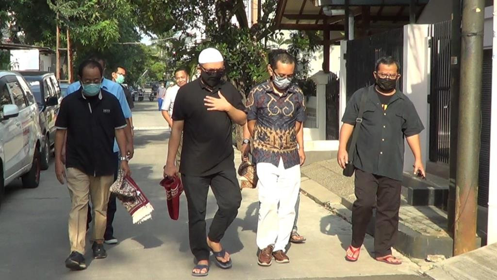 Penyidik KPK Novel Baswedan bersama sejumlah tokoh di sekitar rumahnya, Jakarta Utara, Minggu, 14 Juni 2020. Foto: Medcom.id/Yurike Budiman