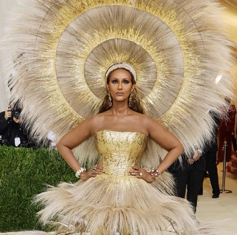 Supermodel Iman mengenakan gaun rancangan Harris Reed dengan tema 'In America: The Lexicon of Fashion' untuk Met Gala 2021. (Foto: Dok. Instagram/@fashionbombdaily)