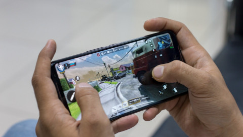 Smartphone Gaming Terjangkau Bakal Punya Layar Refresh Rate 144Hz