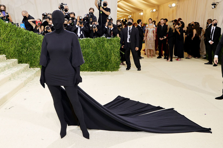 Kim Kardashian Tampil Serba Hitam di Met Gala 2021