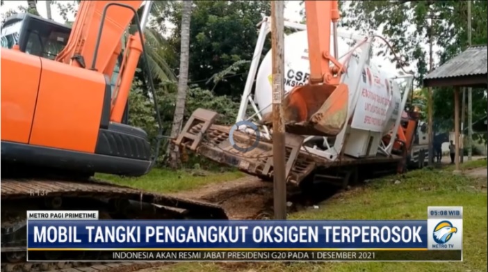 Sopir Mengantuk, Truk Tangki Oksigen untuk RS Covid-19 di Jambi <i>Nyungsep</i> ke Parit