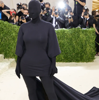 Kim hadir dengan gaun serba hitam karya Balenciaga yang menutupi setiap inci tubuh, termasuk wajahnya. (Foto: Dok. Glamour)