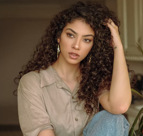 Ladies, Begini Caranya Merawat Rambut Keriting