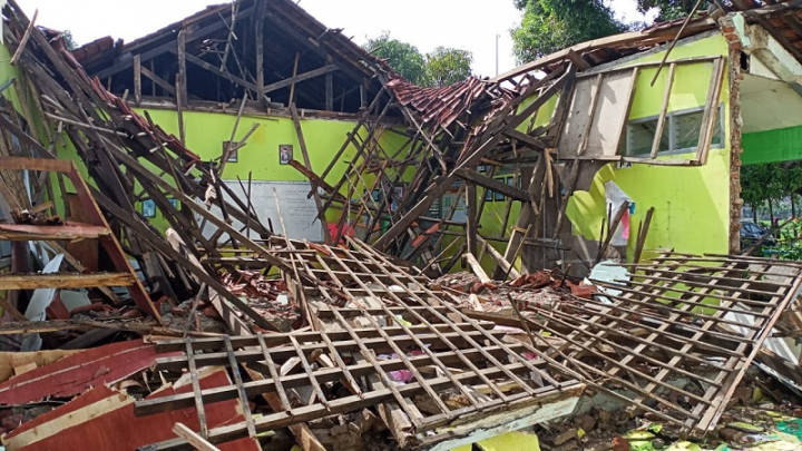 Ruang Kelas SDN 2 Cangkoak Kabupaten Cirebon Ambruk