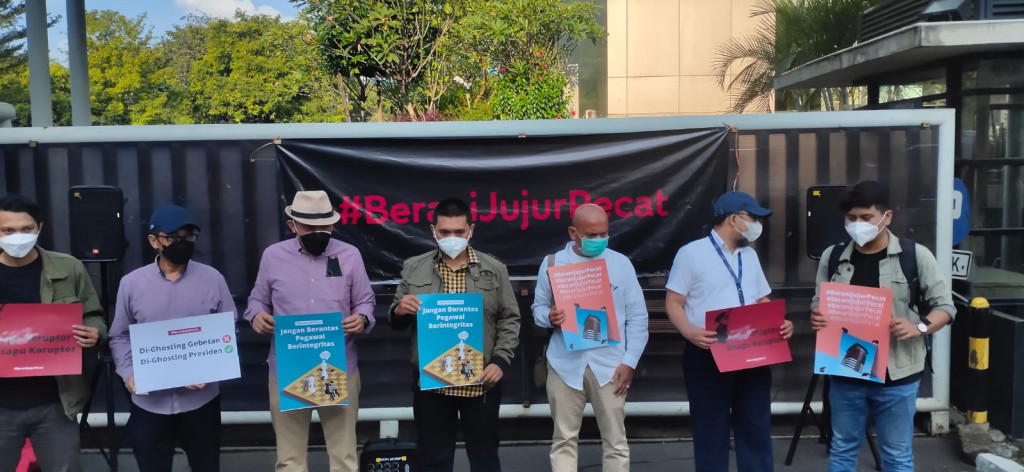 Para pegawai KPK yang dipecat langsung potes. Foto:Medcom/Candra