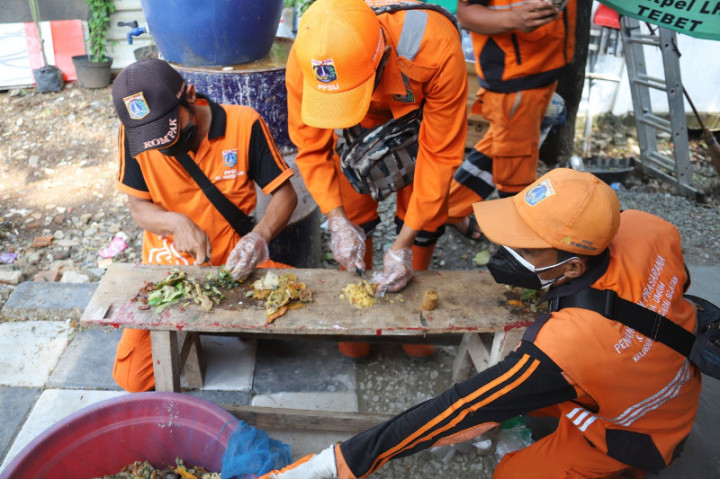 7 Kelurahan Kurangi Penumpukan Sampah Lewat <i>Eco Enzyme</i>