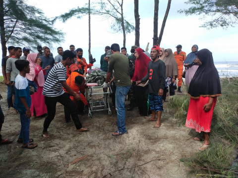 Seorang Remaja Tenggelam Saat Mandi Di Pantai Penyu Leupung<script async src=