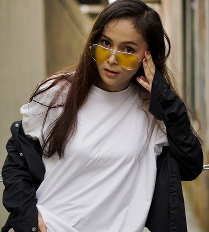 Kaus kebesaran atau oversized adalah outfit yang paling nyaman. (Foto: Ilustrasi. Dok. Unsplash.com)