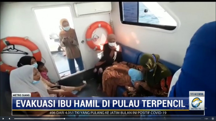 Polairud Labuan Bajo Bantu Evakuasi Ibu Hamil dari Pulau Terpencil