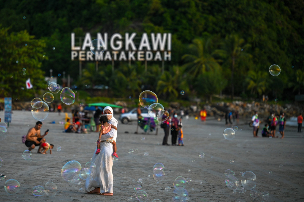 Kembali Dibuka Pulau Langkawi Malaysia Diserbu Wisatawan Medcom Id